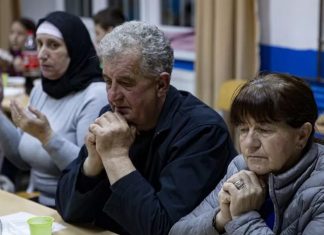 Sveštenik U BiH Priredio Iftar Za Komšije Bošnjake