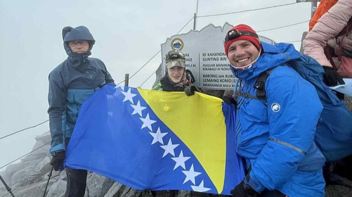 Zastava BiH Na Vrhu Kinabalua 
