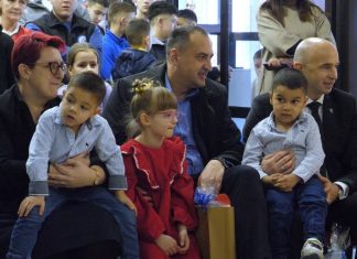 Premijer Pivić i članovi Vlade posjetili JU Dom-porodica u Zenici