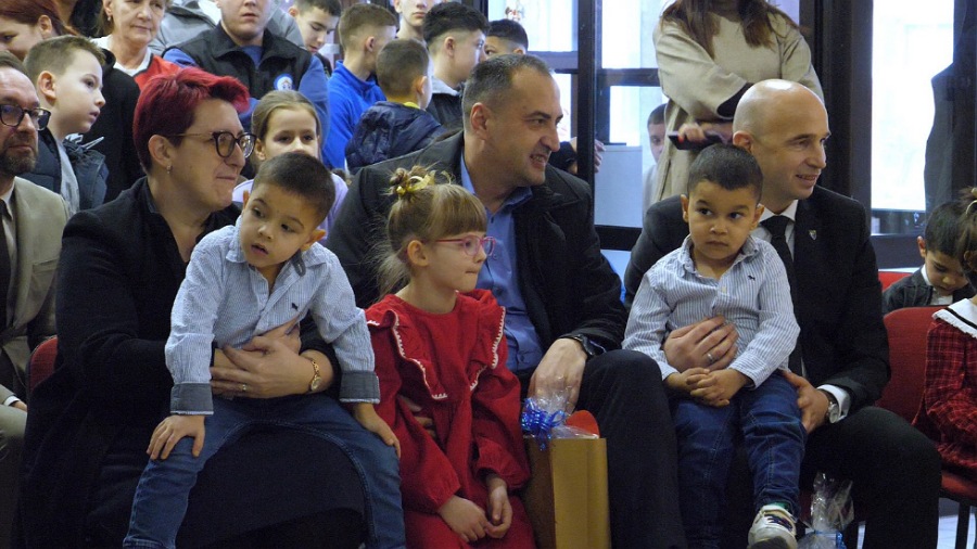 Premijer Pivić i članovi Vlade posjetili JU Dom-porodica u Zenici